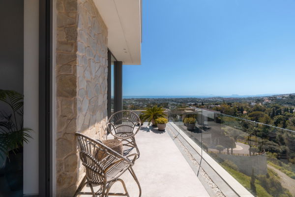 A newly contemporary luxury villa with panoramic sea views in La Quinta, Benahavís