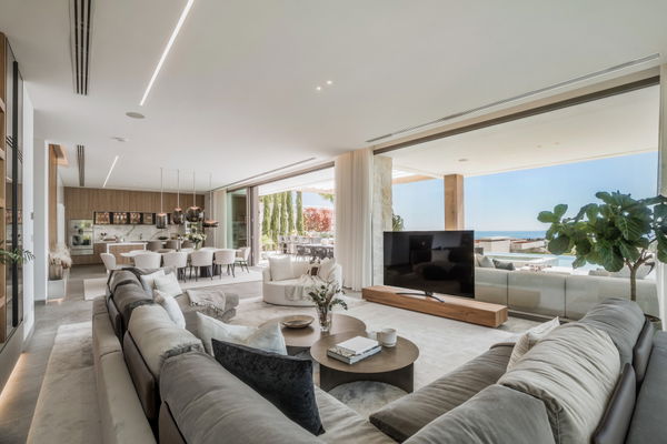 A newly contemporary luxury villa with panoramic sea views in La Quinta, Benahavís