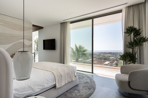 A newly contemporary luxury villa with panoramic sea views in La Quinta, Benahavís