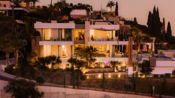 A newly contemporary luxury villa with panoramic sea views in La Quinta, Benahavís