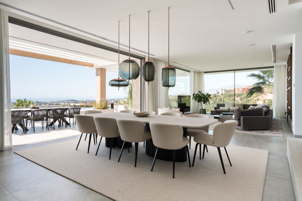 A newly contemporary luxury villa with panoramic sea views in La Quinta, Benahavís
