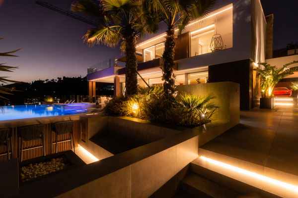 A newly contemporary luxury villa with panoramic sea views in La Quinta, Benahavís