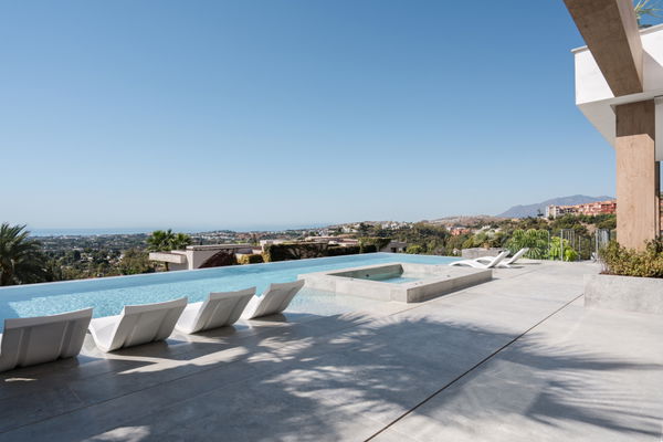 A newly contemporary luxury villa with panoramic sea views in La Quinta, Benahavís
