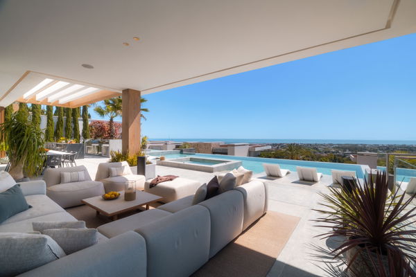 A newly contemporary luxury villa with panoramic sea views in La Quinta, Benahavís
