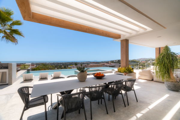 A newly contemporary luxury villa with panoramic sea views in La Quinta, Benahavís
