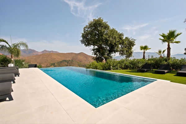 A contemporary villa in La Mairena, Marbella East