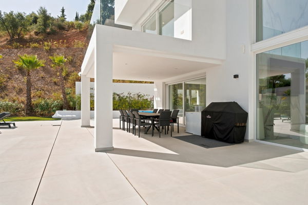 A contemporary villa in La Mairena, Marbella East