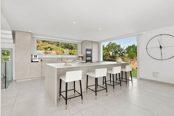 A contemporary villa in La Mairena, Marbella East