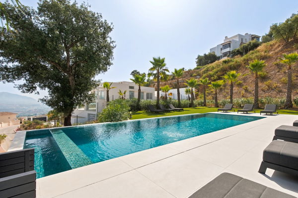 A contemporary villa in La Mairena, Marbella East