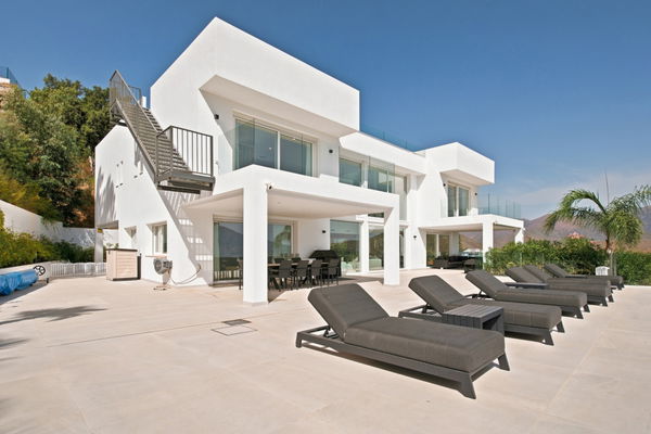 A contemporary villa in La Mairena, Marbella East
