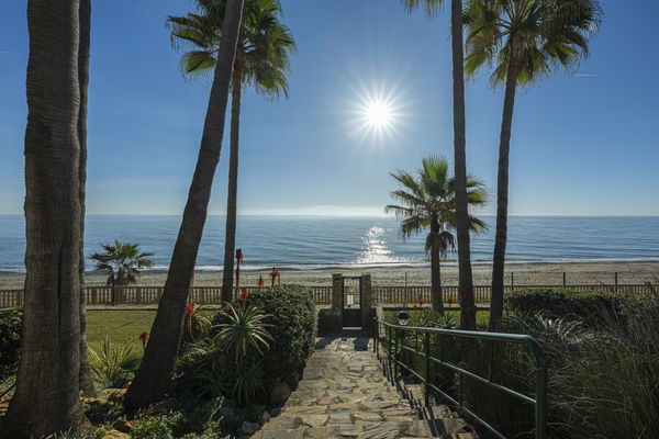 Impressive penthouse in Dominion beach with direct sea access, New Golden Mile, Estepona