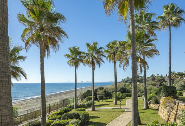 Impressive penthouse in Dominion beach with direct sea access, New Golden Mile, Estepona