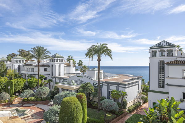 Impressive penthouse in Dominion beach with direct sea access, New Golden Mile, Estepona