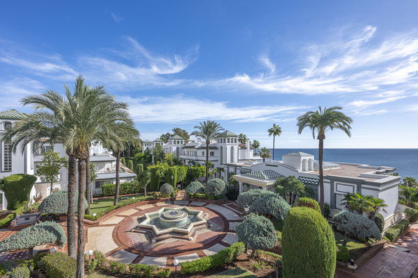 Impressive penthouse in Dominion beach with direct sea access, New Golden Mile, Estepona