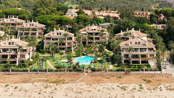 Elegant beachfront apartment with private terrace in Los Monteros, Marbella