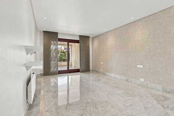 Elegant beachfront apartment with private terrace in Los Monteros, Marbella