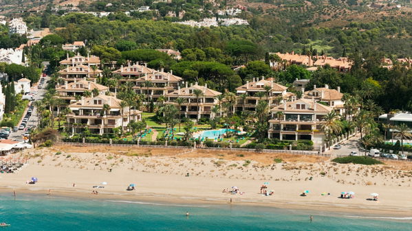 Elegant beachfront apartment with private terrace in Los Monteros, Marbella