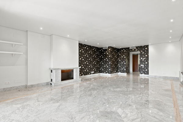 Elegant beachfront apartment with private terrace in Los Monteros, Marbella