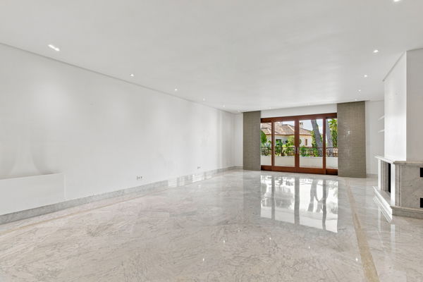Elegant beachfront apartment with private terrace in Los Monteros, Marbella