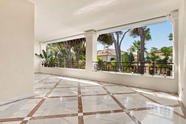 Elegant beachfront apartment with private terrace in Los Monteros, Marbella