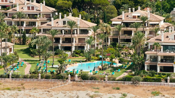 Elegant beachfront apartment with private terrace in Los Monteros, Marbella