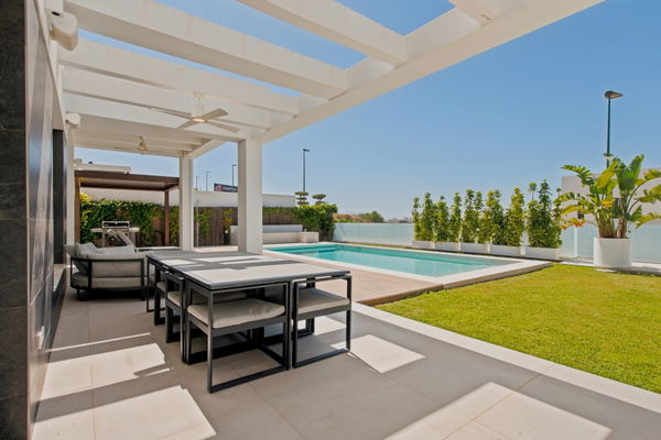 Contemporary Villa with Sea Views in El Limonar, Málaga Este