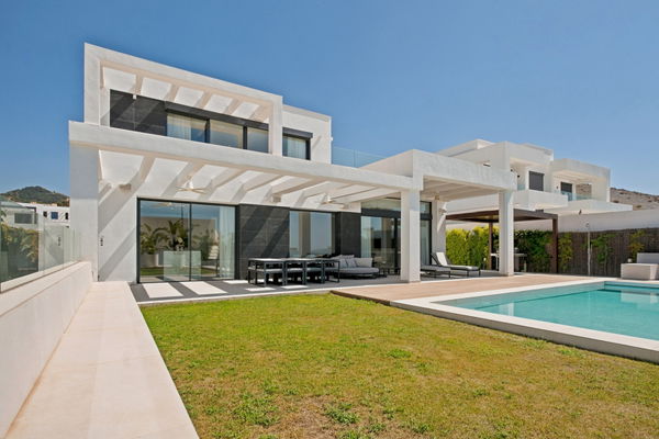 Contemporary Villa with Sea Views in El Limonar, Málaga Este