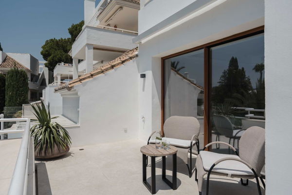 Exclusive penthouse ground floor with a private garden in Alcores del Golf, Nueva Andalucía