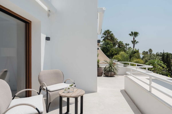 Exclusive penthouse ground floor with a private garden in Alcores del Golf, Nueva Andalucía