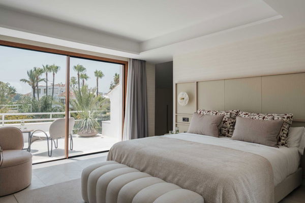 Exclusive penthouse ground floor with a private garden in Alcores del Golf, Nueva Andalucía