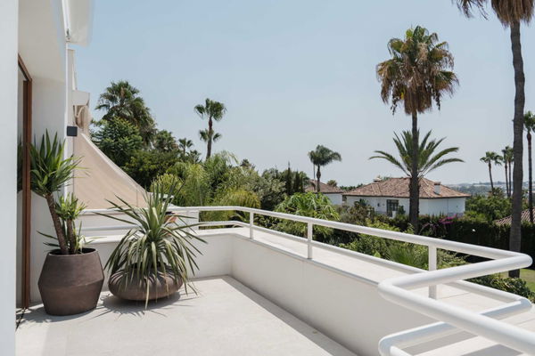 Exclusive penthouse ground floor with a private garden in Alcores del Golf, Nueva Andalucía