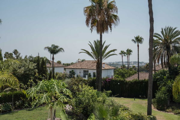 Exclusive penthouse ground floor with a private garden in Alcores del Golf, Nueva Andalucía