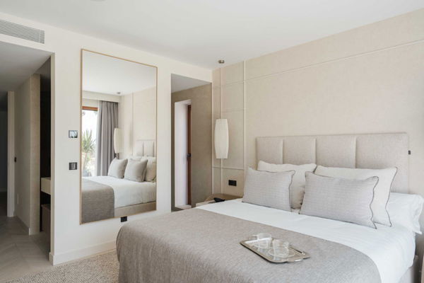 Exclusive penthouse ground floor with a private garden in Alcores del Golf, Nueva Andalucía