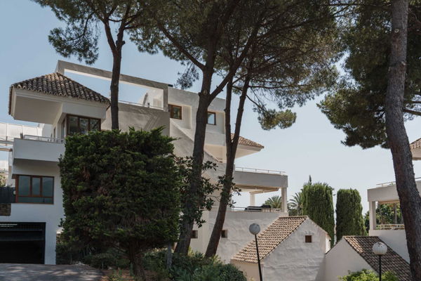 Exclusive penthouse ground floor with a private garden in Alcores del Golf, Nueva Andalucía