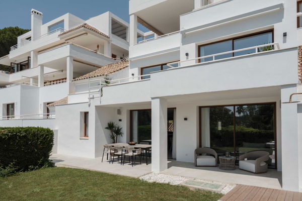 Exclusive penthouse ground floor with a private garden in Alcores del Golf, Nueva Andalucía