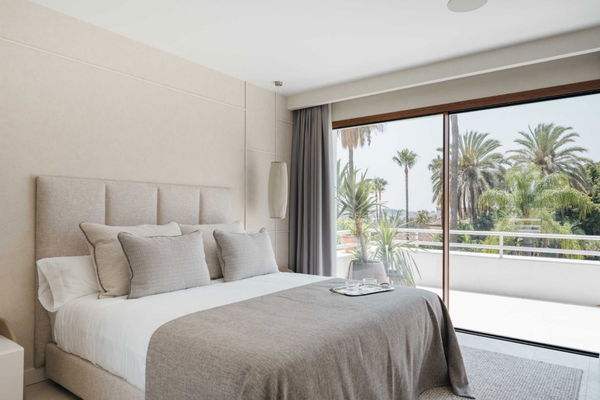 Exclusive penthouse ground floor with a private garden in Alcores del Golf, Nueva Andalucía