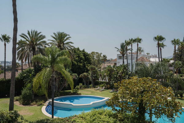 Exclusive penthouse ground floor with a private garden in Alcores del Golf, Nueva Andalucía