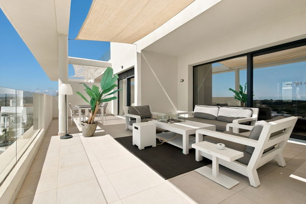 Refined golf resort apartment with sea views, in Finca Cortesin, Málaga