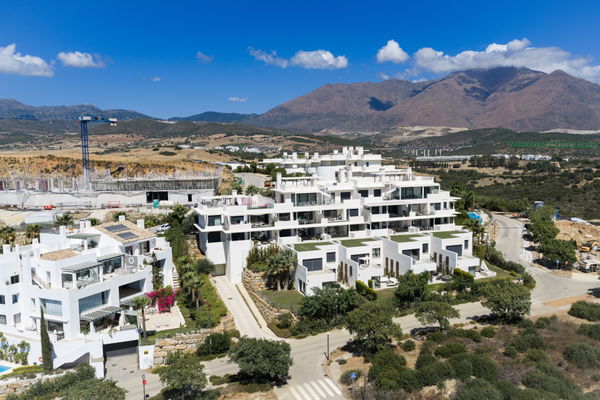 Refined golf resort apartment with sea views, in Finca Cortesin, Málaga