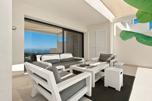 Refined golf resort apartment with sea views, in Finca Cortesin, Málaga