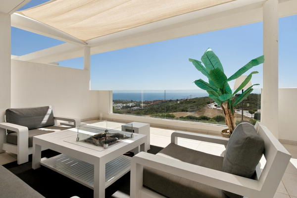 Refined golf resort apartment with sea views, in Finca Cortesin, Málaga