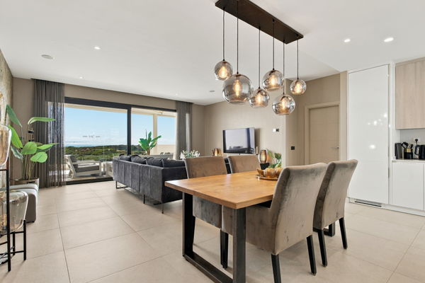 Refined golf resort apartment with sea views, in Finca Cortesin, Málaga