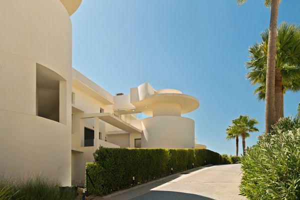 Refined golf resort apartment with sea views, in Finca Cortesin, Málaga