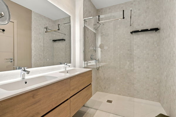 Refined golf resort apartment with sea views, in Finca Cortesin, Málaga
