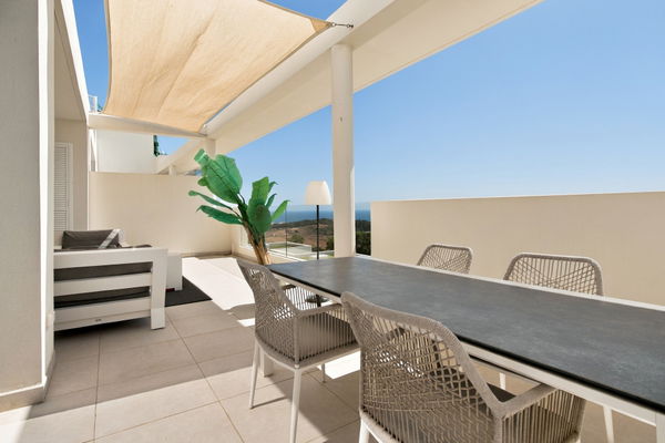Refined golf resort apartment with sea views, in Finca Cortesin, Málaga