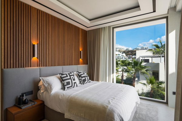 Contemporary golf front villa with a private Spa & sea views in La Quinta, Benahavís