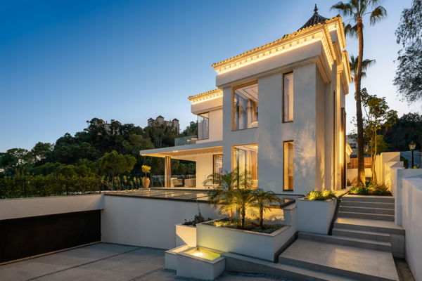 Contemporary golf front villa with a private Spa & sea views in La Quinta, Benahavís