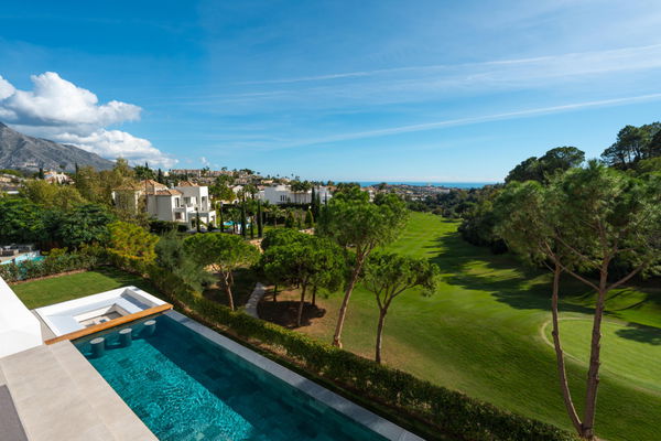 Contemporary golf front villa with a private Spa & sea views in La Quinta, Benahavís