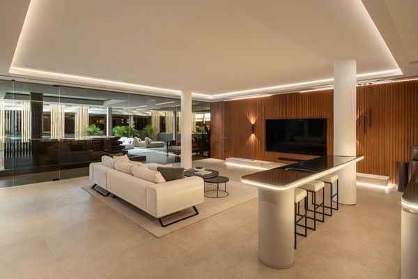Contemporary golf front villa with a private Spa & sea views in La Quinta, Benahavís