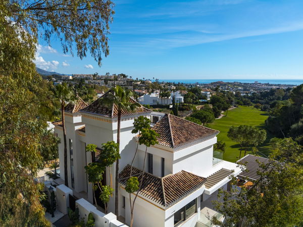 Contemporary golf front villa with a private Spa & sea views in La Quinta, Benahavís